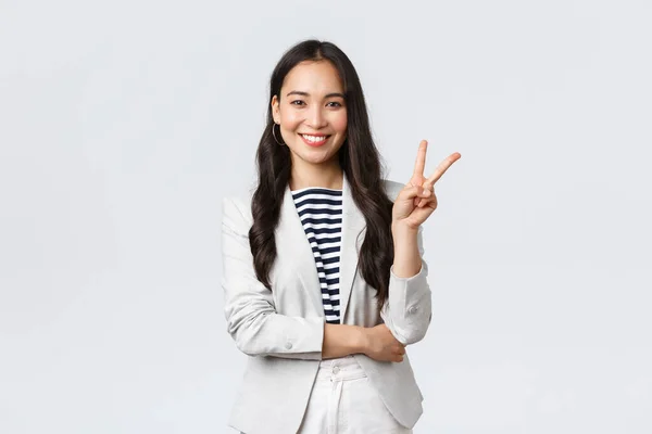 İş, finans ve istihdam, başarılı kadın girişimciler konsepti. Başarılı kadın iş kadını, Asyalı emlakçı iki numarayı gösterip gülümsüyor. — Stok fotoğraf