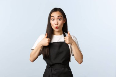 Kahve dükkanı, küçük işletme ve başlangıç konsepti. Memnun Asyalı barista, garson ya da restoran çalışanı onaylandı, menüde harika bir içecek önerildi, onaylandı ya da garanti edildi.