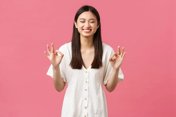 Belleza, emociones de la gente y el ocio de verano y el concepto de vacaciones. Feliz alegre y lindo asiático sonriente chica riendo con los ojos cerrados y mostrando signo de bien, le gustó el producto, fondo rosa —  Fotos de Stock