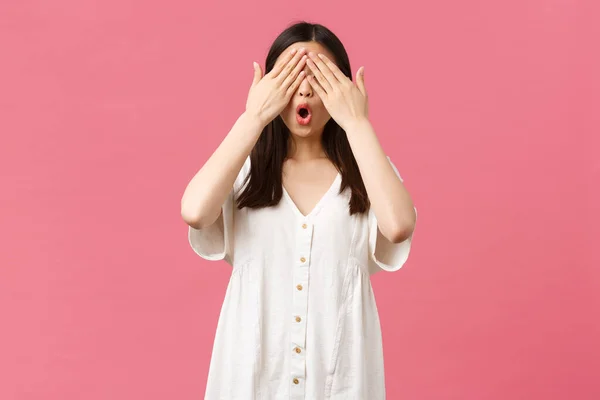 Bellezza, emozioni delle persone e il tempo libero estivo e concetto di vacanza. Carino ed eccitato asiatico compleanno ragazza celebrando a festa, in attesa di sorpresa con gli occhi chiusi, in piedi bendato stupito — Foto Stock