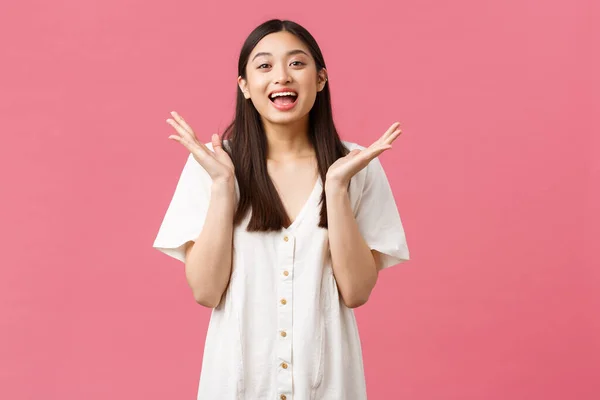 Belleza, emociones de la gente y concepto de ocio de verano. Sonriendo hermosa chica asiática satisfecha aplauden las manos y felicitando amigo con logro. Mujer aplausos sobre fondo rosa —  Fotos de Stock