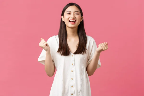 Beleza, emoções das pessoas e conceito de lazer de verão. Satisfeito feliz e aliviado asiático bonito menina sentir gosto de sucesso, apertar as mãos dizendo sim e sorrindo com os olhos fechados, triunfando — Fotografia de Stock