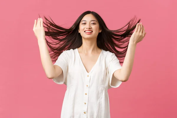 Szépség, emberek érzelmei és nyári szabadidő és nyaralás koncepció. Érzéki és érzékeny ázsiai nő hencegő hajvágás, felvágós haj után hajápolási termékek vagy szalon, rózsaszín háttér — Stock Fotó