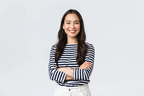 Yaşam tarzı, güzellik ve moda, insanların duygu konsepti. Genç Asyalı kadın ofis müdürü, memnun yüzlü CEO beyaz arka planda duruyor, kollarını göğsüne kavuşturmuş gülümsüyor. — Stok fotoğraf