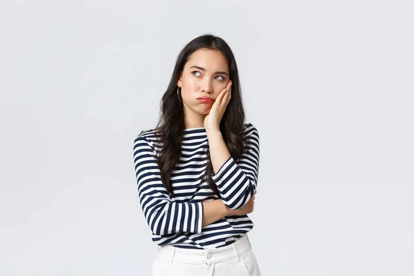 Estilo de vida, emociones de la gente y concepto casual. Molesto mujer asiática renuente de pie aburrido y decepcionado en la fiesta, se inclinan en la palma y mirando hacia arriba irritado, fondo blanco — Foto de Stock