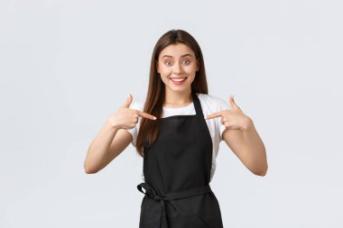 Küçük işletmeler, çalışanlar ve kahve dükkanı konsepti. Heyecanlı, mutlu barista kendini gösterip terfi talep ediyor. Neşeli kafeterya çalışanı gönüllü, kişisel başarılarıyla övünüyor.