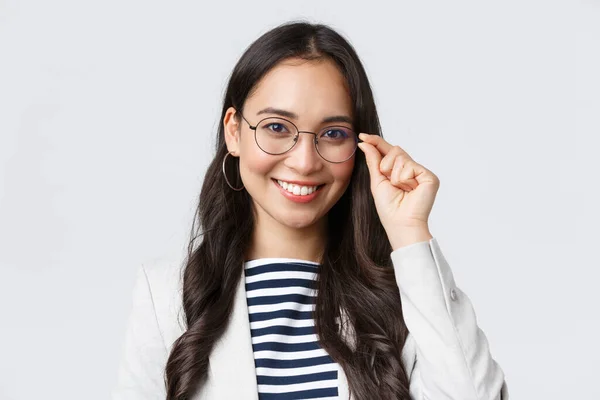 Бизнес, финансы и занятость, успешные женщины-предприниматели концепции. Талантливая молодая азиатка-программист в очках, менеджер по работе с клиентами улыбается в камеру — стоковое фото