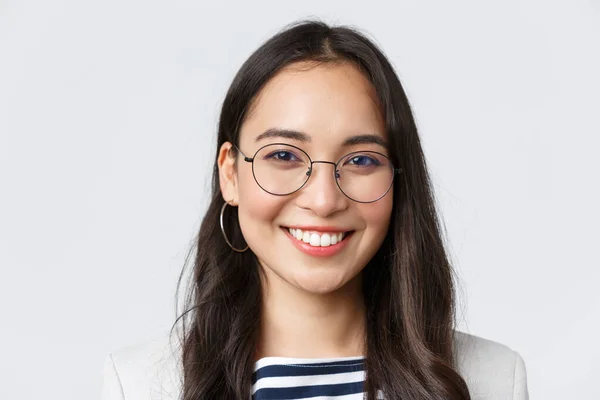 Obchod, finance a zaměstnanost, koncepce úspěšných podnikatelek. Hezká asijská podnikatelka v brýlích a obleku s úsměvem přátelské a sebevědomé, pracující v kanceláři — Stock fotografie