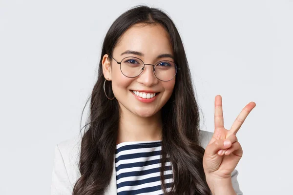 İş, finans ve istihdam, başarılı kadın girişimciler konsepti. Dost canlısı Asyalı ofis çalışanlarının barış işareti göstermesi ve iyimser gülümsemesi her şeyi kontrol altına aldı. — Stok fotoğraf