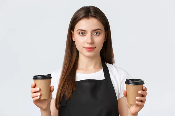 Співробітники, зайнятість, концепція малого бізнесу та кав'ярні. Крупним планом усміхнений доброзичливий жіночий бариста, співробітник кафе обробляє дві чашки кавового замовлення клієнту — стокове фото