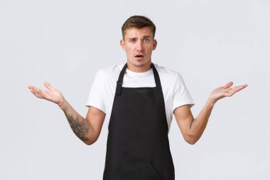 Küçük işletme sahipleri, kahve dükkanı ve personel konsepti. Kararsız, yarı zamanlı çalışan, siyah önlüklü kafe kahvecisi, yan yana duran, omuz silken, ne bileyim.
