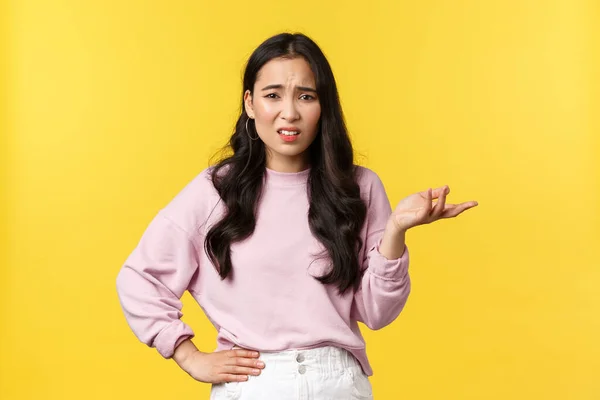 Gente emociones, estilo de vida y concepto de moda. Chica coreana confusa y poco impresionada en traje elegante, discutiendo, teniendo conversación, encogiéndose de hombros con la mano levantada en consternación, mirada escéptica —  Fotos de Stock