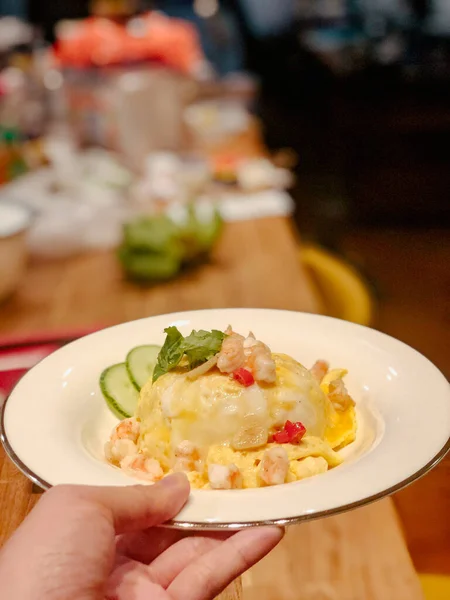 Close up Omelette di lava in cima con gamberetti Servito su riso al vapore In un piatto circolare bianco Sembra delizioso — Foto Stock