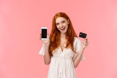 Heyecanlı, şımarık, kaygısız, kızıl kıvırcık saçlı, internet mağazasında para harcamak gibi, sipariş veren, uçuş uygulamasında bilet alan, kredi kartı ve akıllı telefon kullanan, cep telefonunda tanıtım yapan,