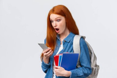 Harika, bugün ders yok. Şaşırmış ve heyecanlı genç kız nefes nefese. Akıllı telefondan havalı mesajlar okuyor. Elinde defterler, cep telefonları, beyaz arka plan.