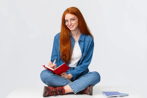 Drömmande och kreativ, begåvad kvinnlig författare, student vill bli journalist, anteckna, göra-lista, skriva något i anteckningsboken och ser sassy kamera, sligtly leende — Stockfoto