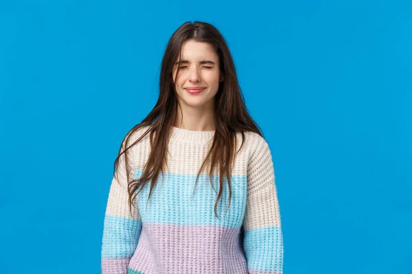 Cintura-up retrato soluçando chateado, tímido e bonito morena namorada choramingando e reclamando mau namorado esqueceu dia dos namorados, chorando, fechar os olhos sensual sensação de mal-estar, fundo azul — Fotografia de Stock