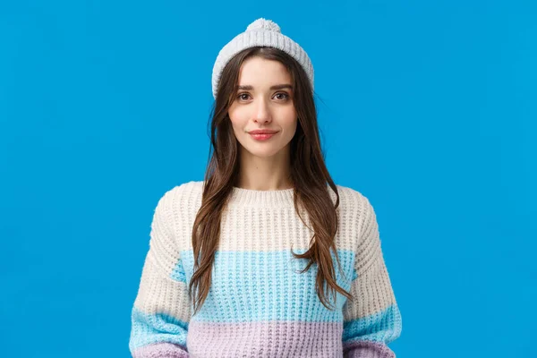 Portret w pasie określony cute brunetka uczennica pełna aspiracji i nadziei na sezon zimowy, w kapeluszu i swetrze, uśmiech aparat fotograficzny, wyrazić szczęście i słodycz — Zdjęcie stockowe