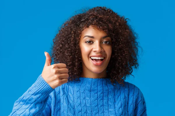 Csajos beszélgetés veled. Közelkép portré aranyos afro-amerikai nő afro, göndör frizura mutatja hüvelykujj-up jóváhagyása, mint vagy elfogadja a tervet, mosolygós és bólintott egyetértésben, kék háttér — Stock Fotó