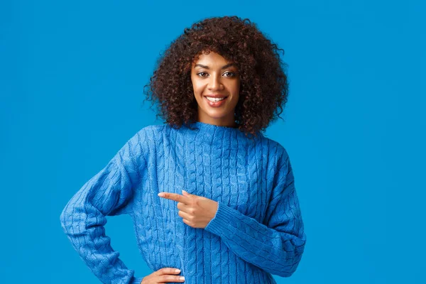 Good deal right over corner. Confident pleasant friendly-looking african american gorgeous woman with afro haircut, asking check-out, visit store page, pointing finger left and smiling looking camera — 스톡 사진