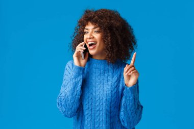 Kız bir şeyi hatırlar ve ona arkadaşının Eureka jestinde işaret parmağı kaldırdığını söyler ve gülümser, cevabı bulur, arkadaşı için yararlı bir şey önerir, neşeli mavi arka plan