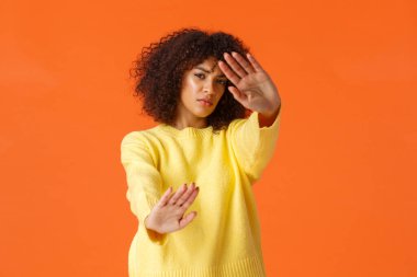 Durmak yok, ışıkları kapatın. Huysuz, sevimli, Afro-Amerikalı bir kadın. Saç kesimi, spot ışıklarından korunuyor. Işıldayan ışıktan korunuyor.