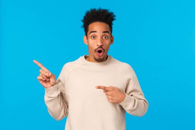 Vay canına. Etkilenmiş ve şaşırmış, nutku tutulmuş, Afro saçlı Afrikalı-Amerikalı, üst sol köşesini gösteren hippi adam, dudaklarını kıvırıyor ve nefes kesen muhteşem olay yüzünden nefes nefese kalıyor.