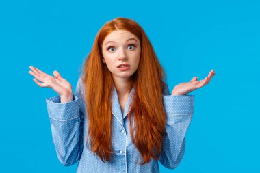 - Bilmiyorum. - Neden? Hiçbir şeyden haberi olmayan genç kız Noel ağacının altında hediyeler bulamaz, sabah uyandığında omuz silker ve şaşkın bakar, el kaldırır, kararsız bir şekilde gece elbisesi içinde, mavi arka planda durur.