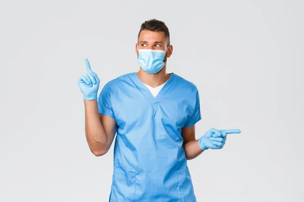 医療従事者, covid-19,コロナウイルスやウイルスの概念を防止.笑顔の医者、青のスクラブで看護師、医療用マスクと手袋、 2つのバリアントで左右を指す、プロモーション製品 — ストック写真