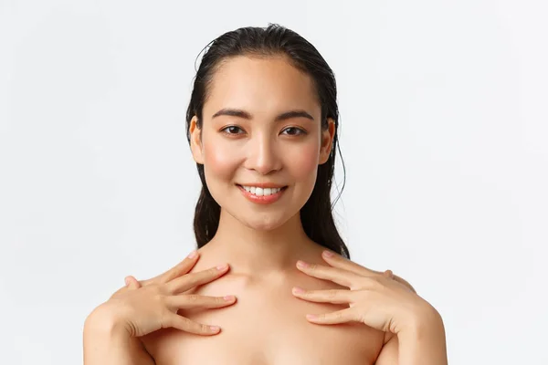 Skincare, perawatan tubuh, keindahan dan konsep mandi. Close-up dari wanita Asia telanjang yang menarik di kamar mandi, menyentuh tubuh dan melihat kamera sensual dengan senyum santai, mencuci atau mandi — Stok Foto