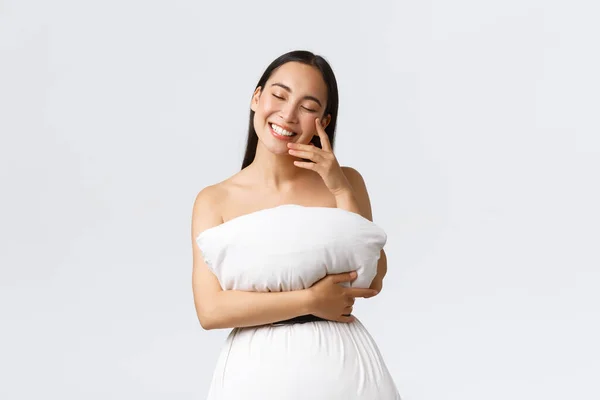 Belleza, moda y concepto de redes sociales. Hermosa blogger femenina de estilo de vida femenina con almohada como vestido, segura al cuerpo con cinturón alrededor de los residuos, riendo y sonriendo alegre —  Fotos de Stock