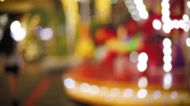 Bulanık çocuk geceleri Atlıkarınca ve Bokeh ışıklarıyla oynuyor.