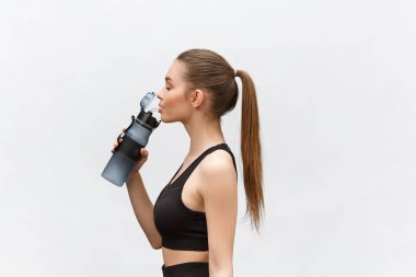 Spor, spor, yaşam tarzı ve insanların konsepti - su şişeli mutlu sportif kadın.