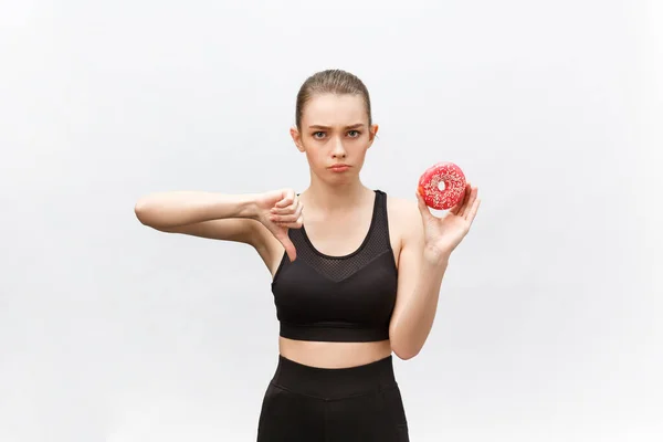 Mulher bonita sobre fundo cinza comer donut estressado com a mão na cabeça, chocado com vergonha e rosto surpresa, irritado e frustrado. Medo e chateado por erro — Fotografia de Stock