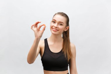 İlave, spor, vitamin, diyet, beslenme, sağlıklı beslenme, yaşam tarzı. Gülümseyen fitness kadınının morina yağı, Omega-3, D vitamini, E vitamini, balık yağı kapsülleri ile hap içmesine yakın durun.