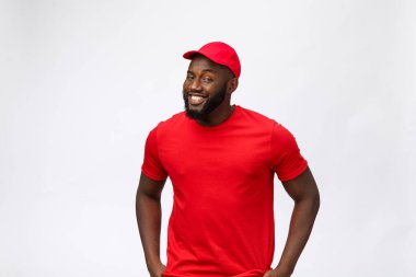 Teslimat Konsepti: Yakışıklı Afro-Amerikan teslimatçı. Grey Stüdyo Arkaplanı 'nda izole edilmiş. Boşluğu Kopyala