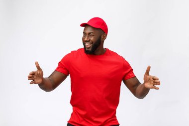 Beyaz arka planda Afrikalı Amerikalı teslimatçı..