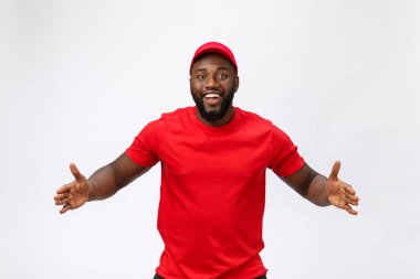 Beyaz arka planda Afrikalı Amerikalı teslimatçı..