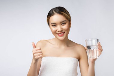 Rahat, gülümseyen kadın temiz su içiyor..