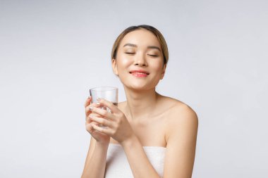 Rahat, gülümseyen kadın temiz su içiyor..