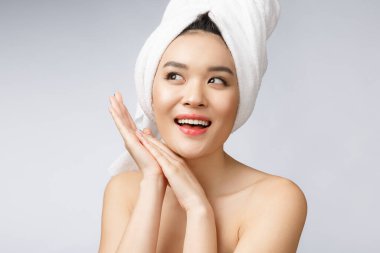 Beyaz dişleriyle gülümseyen güzel Asyalı genç kadın, çok mutlu ve sağlıklı tenli, beyaz arka planda soyutlanmış.