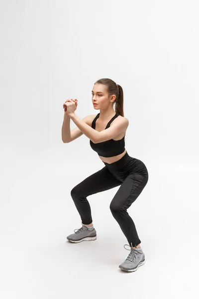 Ejercicio. Deportiva mujer de moda ropa deportiva piernas estiradas — Foto de Stock