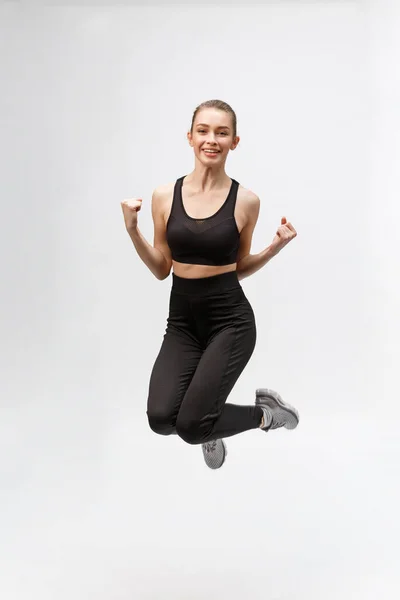 Imagen completa de feliz hermosa mujer fitness sobre fondo gris — Foto de Stock
