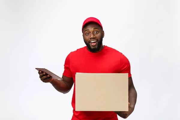 Conceito de entrega - Retrato de entregador afro-americano bonito ou mensageiro mostrando um formulário de confirmação para assinar. Isolado no estúdio Grey Background. Espaço de cópia — Fotografia de Stock