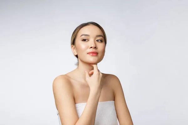 Porträtt av vacker asiatisk kvinna makeup av kosmetiska, flicka hand beröring kind, ansikte skönhet perfekt med wellness isolerad på vit bakgrund — Stockfoto