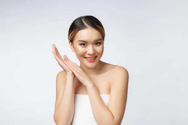 白い歯で美しい魅力的なアジアの若い女性の笑顔,健康的な肌でとても幸せと陽気な感じ,白い背景に隔離された — ストック写真