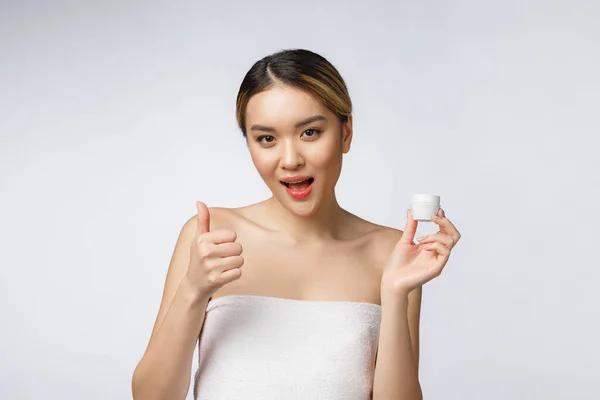 Szépség ázsiai nő hüvelykujj fel a jó arc termék. fehér háttérrel elszigetelve. szépség és divat koncepció. — Stock Fotó