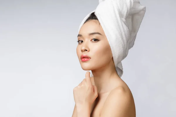 Retrato lateral de la hermosa chica asiática sonriente con el pelo corto mostrando su piel sana en el fondo blanco aislado — Foto de Stock