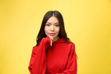 Temiz bir yüzü olan genç ve güzel bir kızın yüzü.