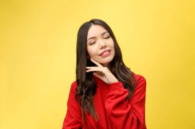 Temiz bir yüzü olan genç ve güzel bir kızın yüzü.